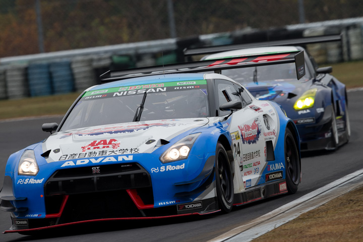 序盤、スリーボンド日産自動車大学校GT-RとENDLESS･ADVAN･GT-Rのトップ争い