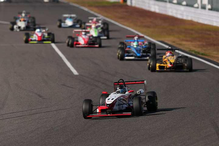 トップで1コーナーに飛び込む大湯都史樹（TANZEN Rn-s MYST JSS）