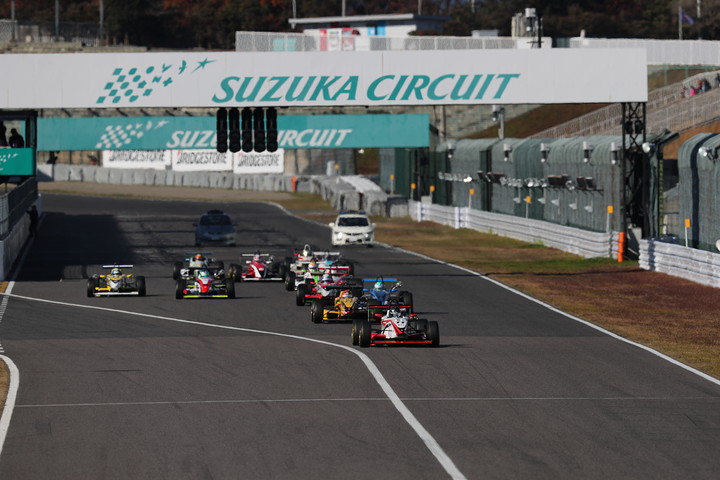 1周減算され9周となった決勝レースがスタートした