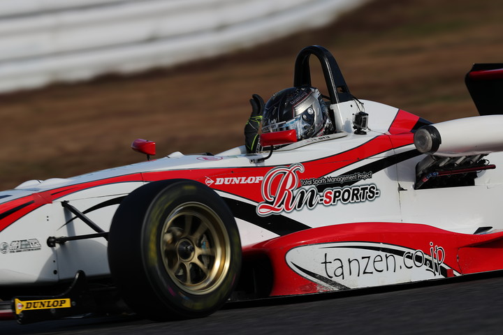 優勝して手を挙げる大湯都史樹（TANZEN Rn-s MYST JSS）