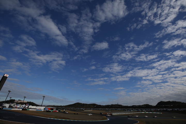 公式予選: 青空の下ビクトリーコーナーに差し掛かるGTマシン