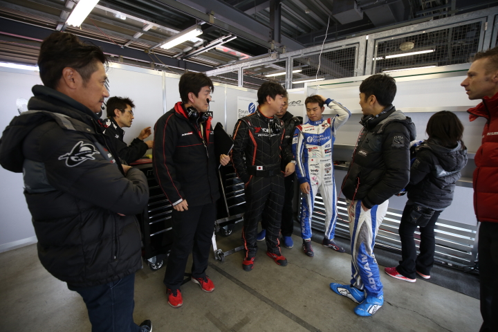 公式予選: コンドーレーシングのピット内