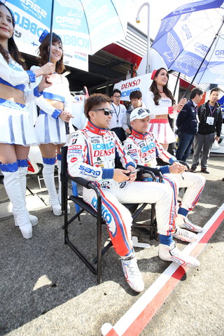 ピットウォーク: 平手晃平とヘイッキ・コバライネン（LEXUS TEAM SARD）