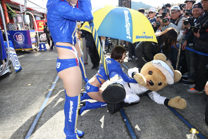 ピットウォーク: レースクイーンに襲われるレクサスくま吉