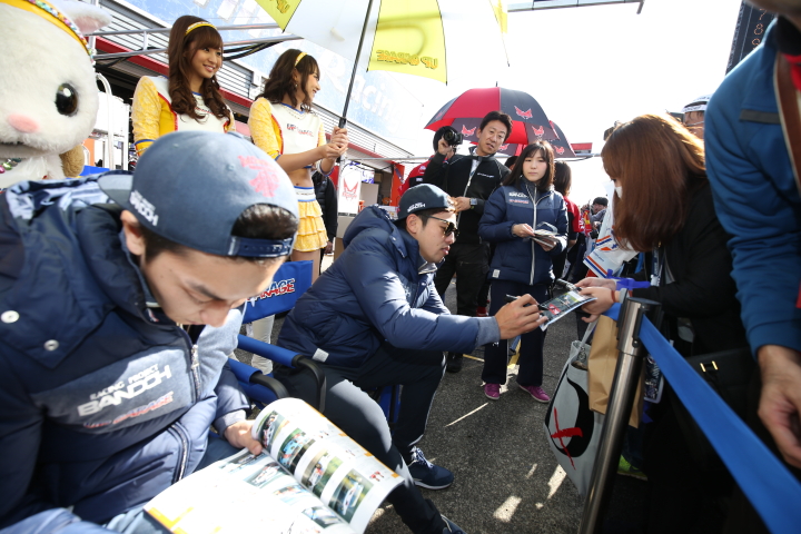 ピットウォーク: サインをする山田真之亮と中山友貴（TEAM UPGARAGE with BANDOH）