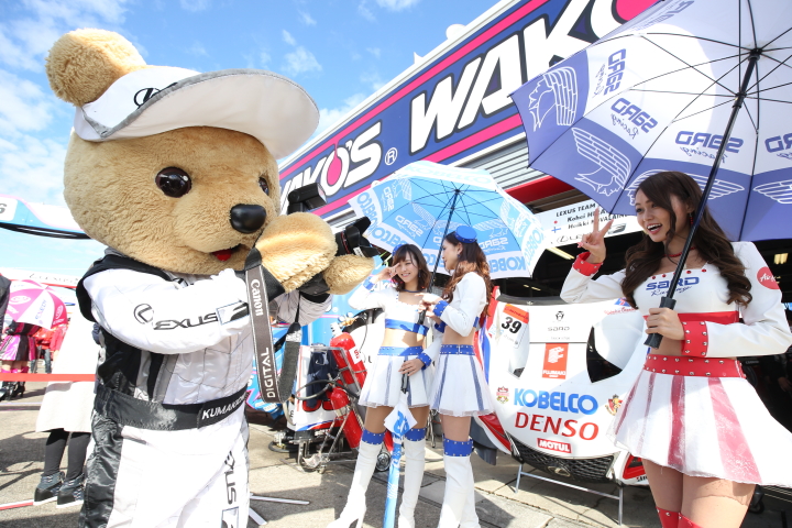 ピットウォーク: カメラマンになったレクサスくま吉