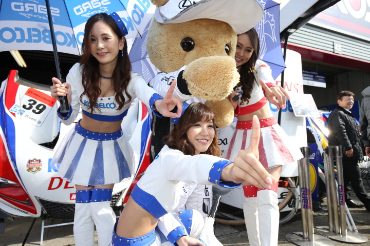 ピットウォーク: レースクイーンとレクサスくま吉