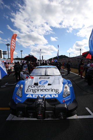 決勝レース: グリッドに付いたフォーラムエンジニアリングADVAN GT-R（KONDO RACING）