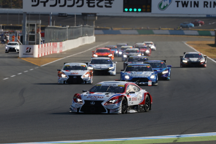 決勝レース: 250km（53周）の決勝レースがスタートした