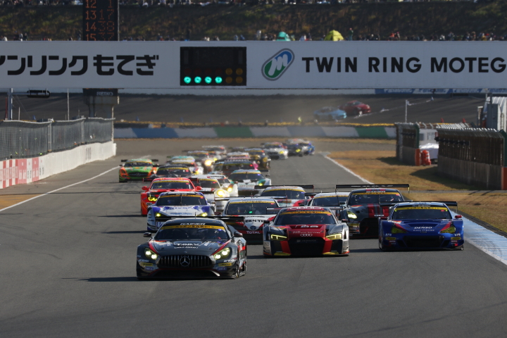 決勝レース: GT300クラスのスタートシーン