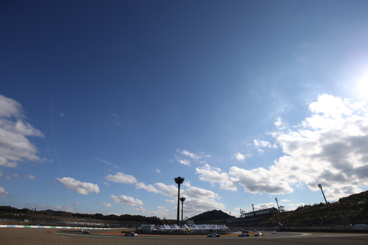 青空の下、1コーナーを駆けるGTマシン