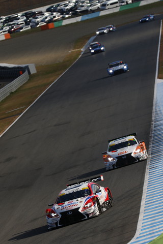 決勝レース: 4コーナーから5コーナーへ向かうGT500クラスの先頭集団