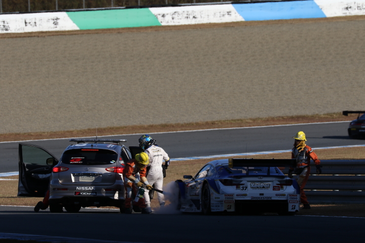 決勝レース: トラブルでリタイアする平川亮（KeePer TOM'S RC F）