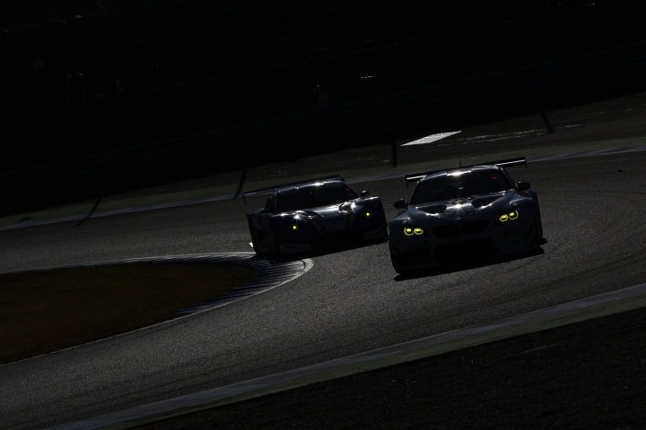 決勝レース: 中山友貴（UPGARAGE BANDOH 86）とヨルグ・ミューラー（Studie BMW M6）