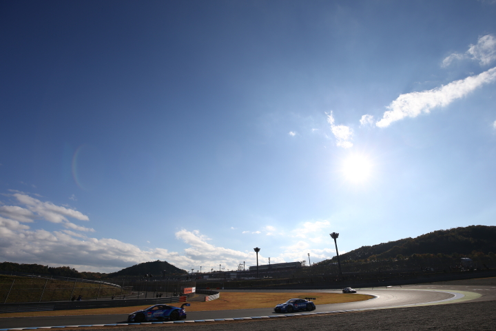 決勝レース: 5コーナーを駆けるGTマシン