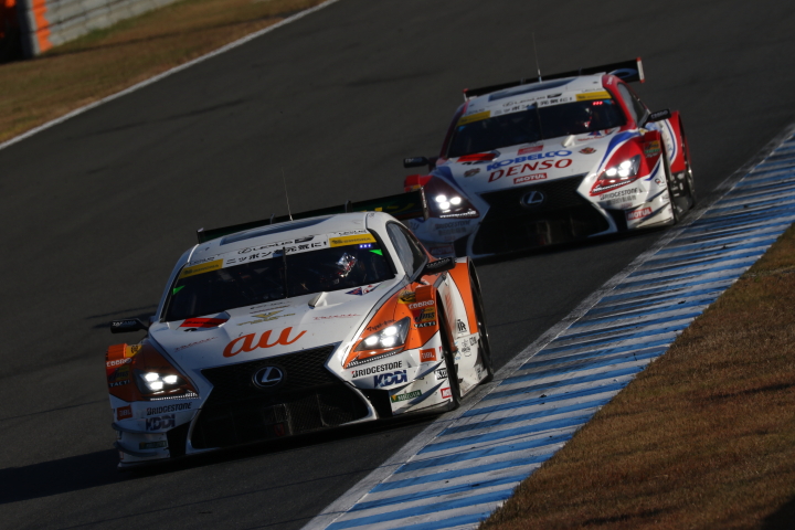 決勝レース: ニック・キャシディ（au TOM'S RC F）にヘイッキ・コバライネン（DENSO KOBELCO SARD RC F）が迫る