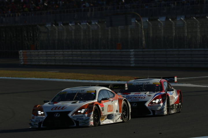 決勝レース: ニック・キャシディ（au TOM'S RC F）にヘイッキ・コバライネン（DENSO KOBELCO SARD RC F）が迫る