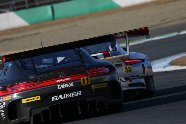 決勝レース: GAINER TANAX AMG GT3 vs Excellence Porsche