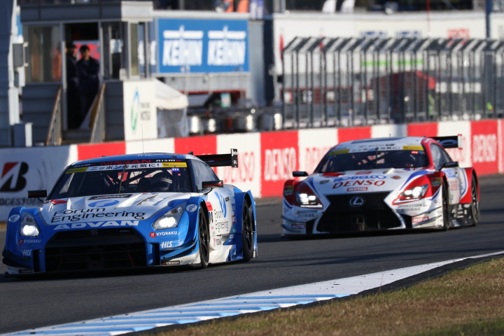 決勝レース: 柳田真孝（フォーラムエンジニアリングADVAN GT-R） vs ヘイッキ・コバライネン（DENSO KOBELCO SARD RC F）
