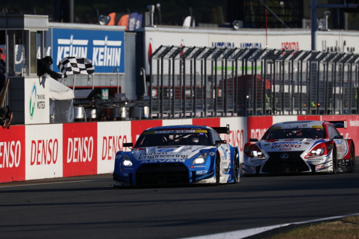 決勝レース: ヘイッキ・コバライネンの追撃をかわしトップでゴールする柳田真孝