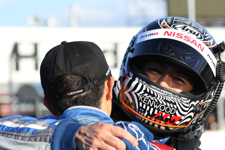 決勝レース: 優勝して抱き合う佐々木大樹と柳田真孝（KONDO RACING）