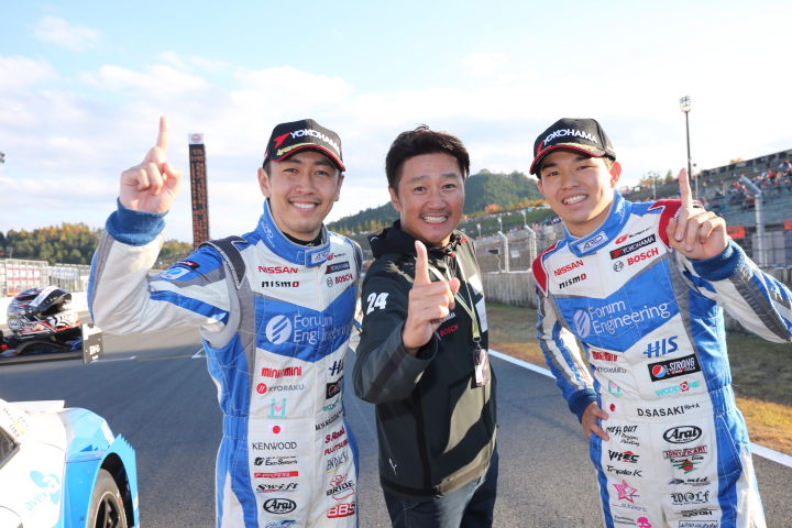 決勝レース: 優勝したコンドーレーシング。柳田真孝、近藤真彦監督、佐々木大樹