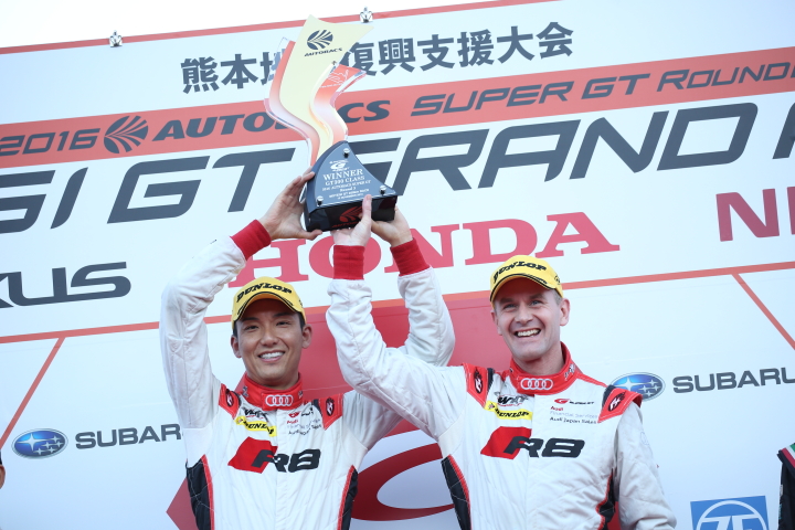 表彰式: GT300クラスで優勝した藤井誠暢とリチャード・ライアン（Audi Team Hitotsuyama）