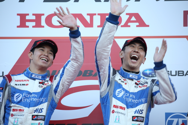 表彰式: GT500クラスで優勝した佐々木大樹と柳田真孝（KONDO RACING）