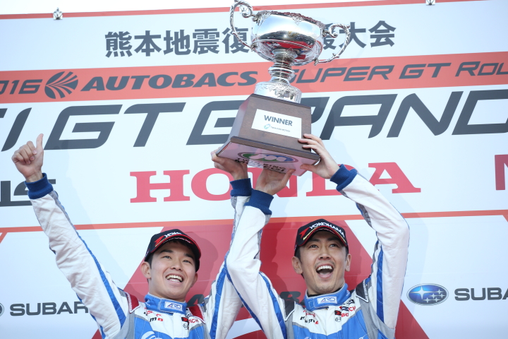 表彰式: GT500クラスで優勝した佐々木大樹と柳田真孝（KONDO RACING）