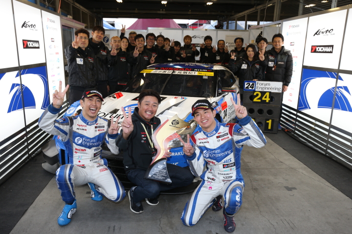 優勝したコンドーレーシングが記念撮影。柳田真孝、近藤真彦監督、佐々木大樹とチームクルー