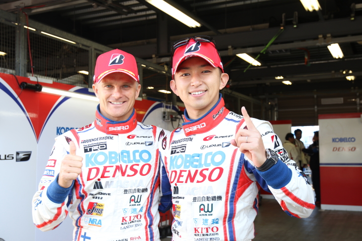 公式予選: ポールポジションを獲得したヘイッキ・コバライネンと平手晃平（LEXUS TEAM SARD）