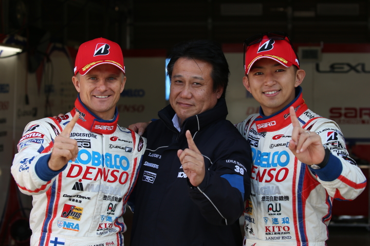 公式予選: ポールポジションを獲得したヘイッキ・コバライネン、チーム監督と平手晃平（LEXUS TEAM SARD）