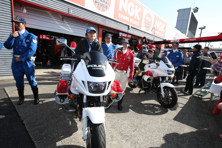 ピットウォーク: 栃木県警交通機動隊の白バイにまたがる子ども