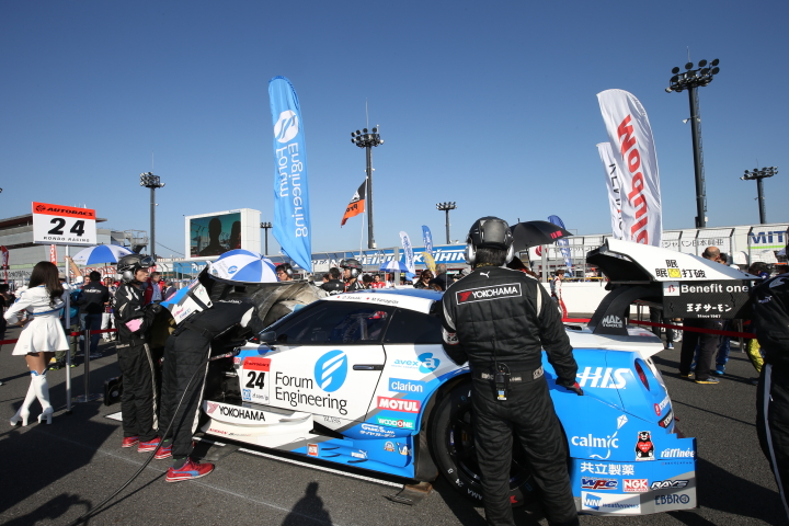 スタート進行: フォーラムエンジニアリングADVAN GT-R（KONDO RACING）