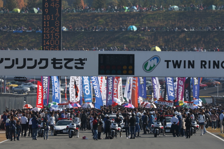 スタート進行: スターティンググリッドは人、人、人……