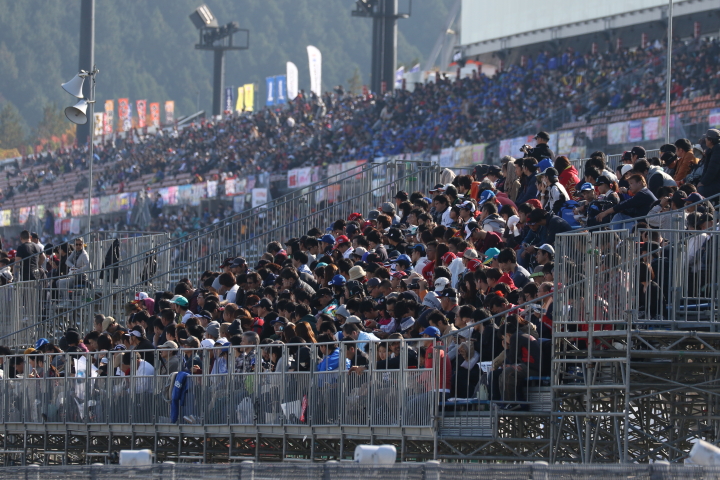 スタート進行: スタンドも超満員