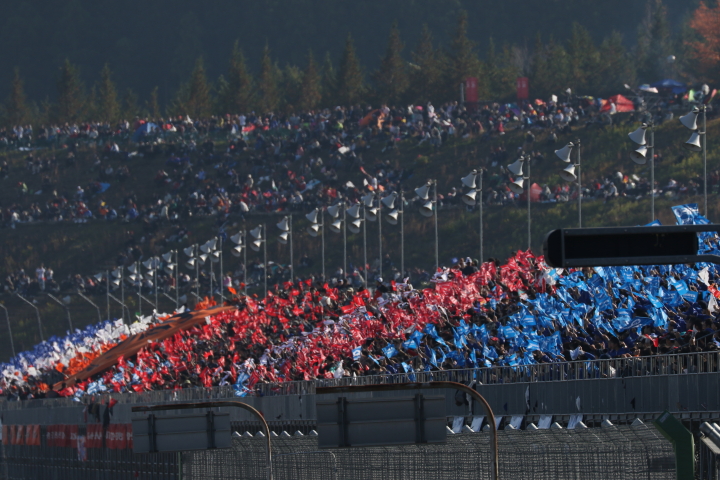 スタート進行: スタンドも超満員