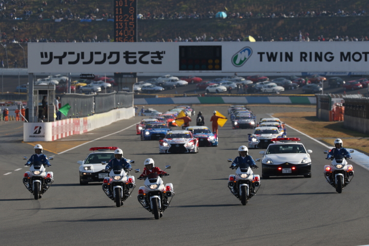 決勝レース: 栃木県警交通機動隊の先導でローリングラップが始まった