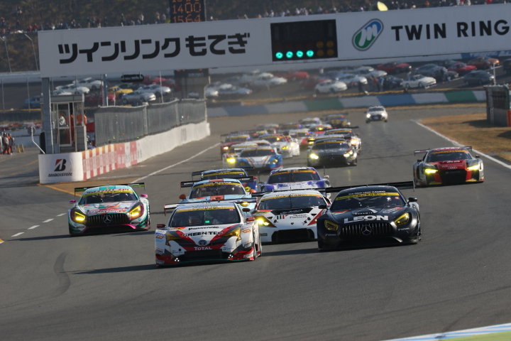 決勝レース: GT300クラスのスタートシーン