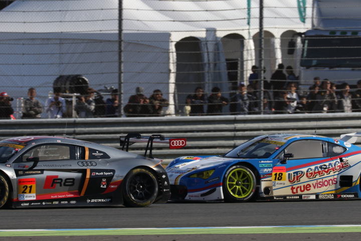 決勝レース: リチャード・ライアン（Hitotsuyama Audi R8 LMS） vs 中山友貴（UPGARAGE BANDOH 86）