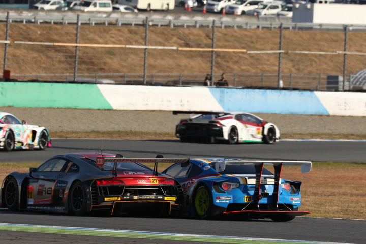 決勝レース: リチャード・ライアン（Hitotsuyama Audi R8 LMS） vs 中山友貴（UPGARAGE BANDOH 86）