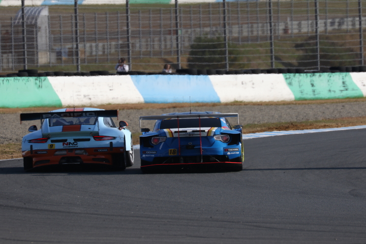 決勝レース: 吉田広樹（GULF NAC PORSCHE 911） vs 中山友貴（UPGARAGE BANDOH 86）