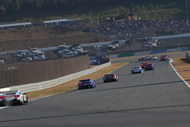 決勝レース: 2コーナーから3コーナーに向かうGTマシン