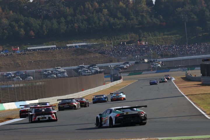 決勝レース: 2コーナーから3コーナーに向かうGTマシン