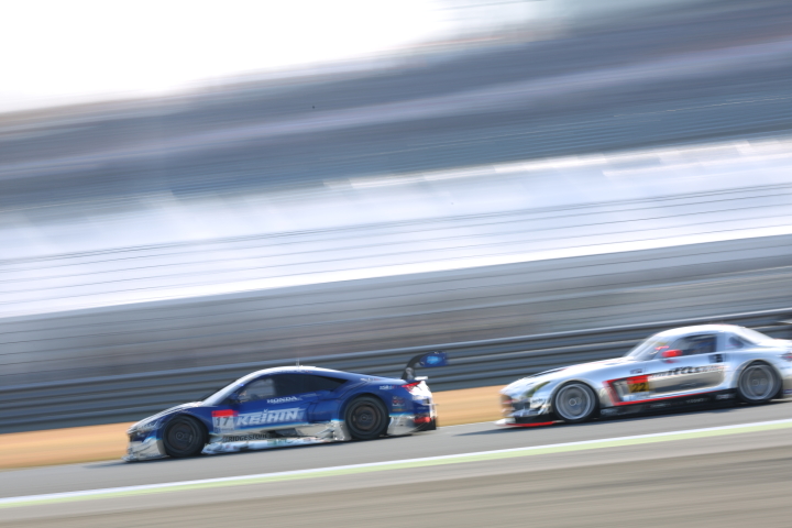 決勝レース: 小暮卓史（KEIHIN NSX CONCEPT-GT）と和田久（アールキューズSLS AMG GT3）