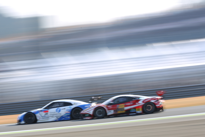 決勝レース: 柳田真孝（フォーラムエンジニアリングADVAN GT-R）と都筑晶裕（JMS LMcorsa 488 GT3）