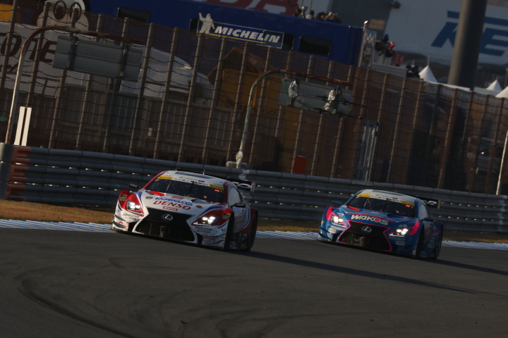 決勝レース: ヘイッキ・コバライネン（DENSO KOBELCO SARD RC F） vs  大嶋和也（WAKO'S 4CR RC F）