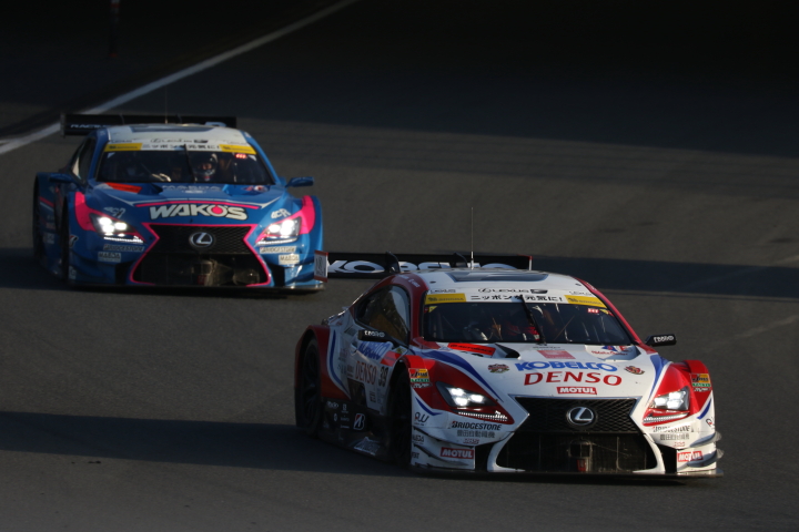 決勝レース: ヘイッキ・コバライネン（DENSO KOBELCO SARD RC F）と大嶋和也（WAKO'S 4CR RC F）のトップ争い