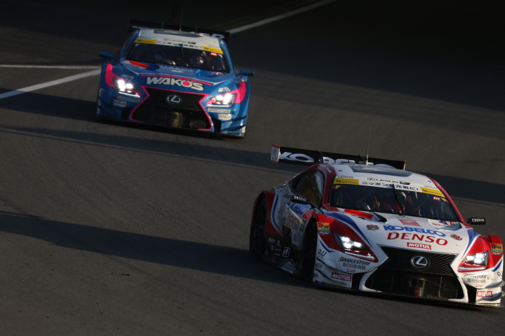 決勝レース: ヘイッキ・コバライネン（DENSO KOBELCO SARD RC F）と大嶋和也（WAKO'S 4CR RC F）のトップ争い