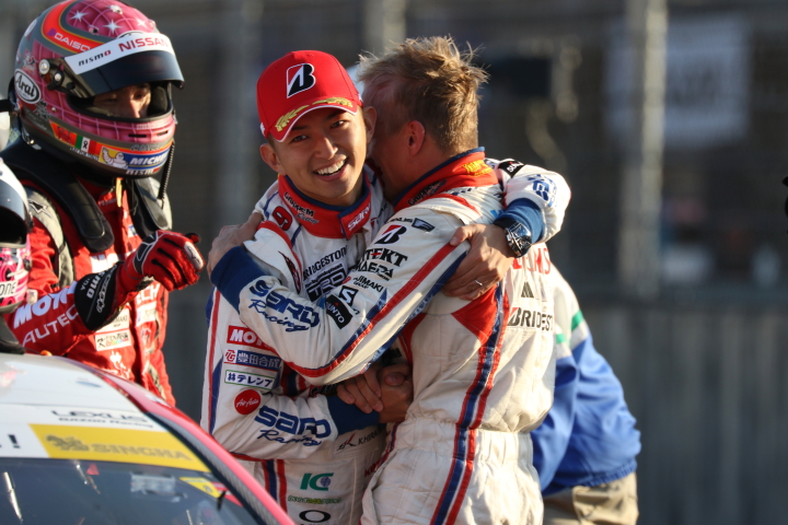 決勝レース: 優勝してチャンピオンを決め抱き合う平手晃平とヘイッキ・コバライネン（LEXUS TEAM SARD）